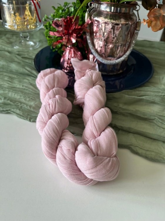 BIEZNIK-BOHO-PUDROWY-ROZ-MARSZCZONY-DEKORACJA-STOLU-180x90cm-na-Swieta-Typ-bieznik (1).jpeg